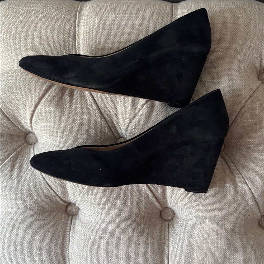 One state Black suede wedge